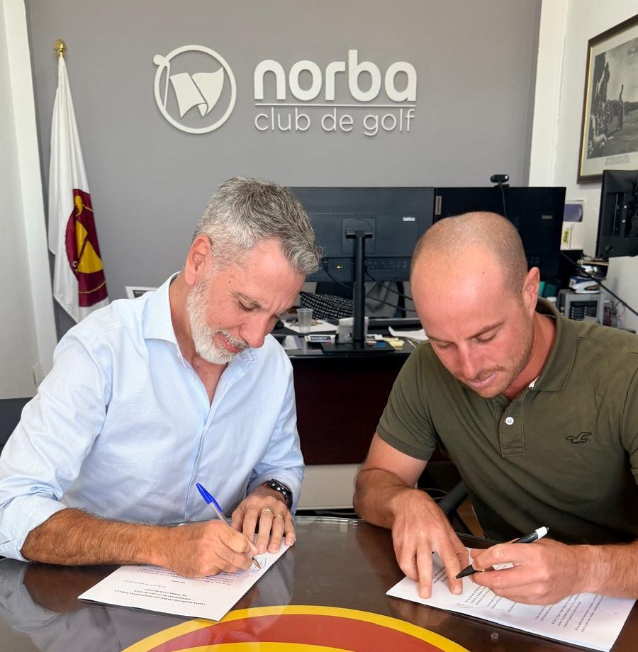Miguel Colomo Hidalgo y Eugenio Sánchez Tejeda, durante la firma del nuevo contrato